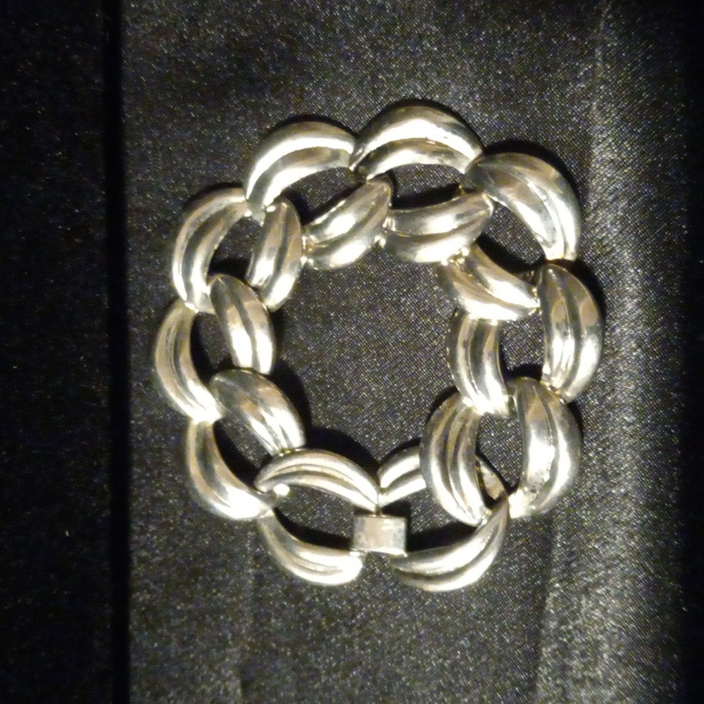 Chain link swirl bracelet  silver tone. Beautiful piece!